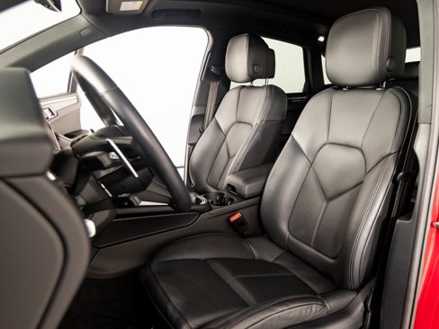 Certified 2025 Porsche Macan image 5