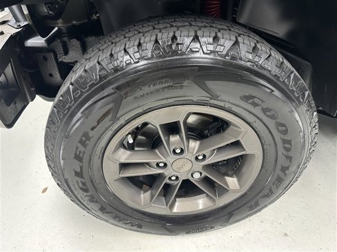 Used 2016 Jeep Wrangler Sahara image 16