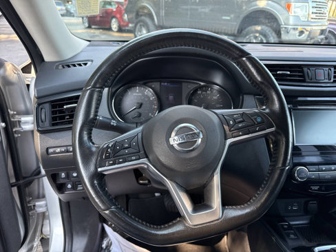 Used 2018 Nissan Rogue SL w/ Premium Package image 12