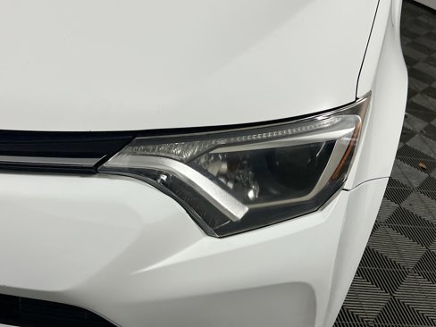 Used 2018 Toyota RAV4 LE image 11