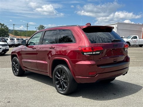 Used 2022 Jeep Grand Cherokee Laredo X image 2