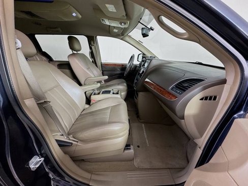 Used 2013 Chrysler Town & Country Touring image 24