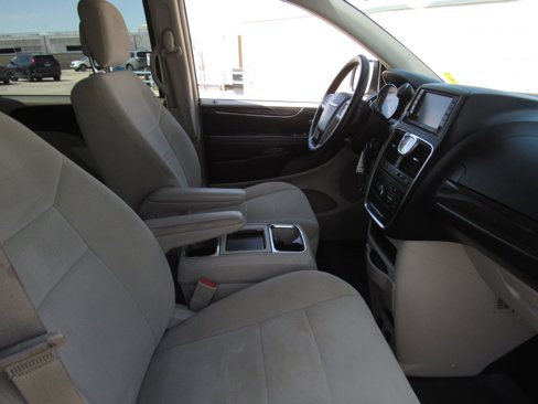 Used 2011 Chrysler Town & Country Touring image 8