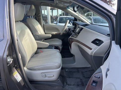 Used 2012 Toyota Sienna XLE image 22