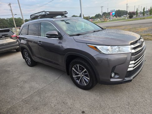 Used 2017 Toyota Highlander XLE image 2