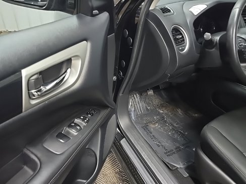 Used 2020 Nissan Pathfinder SV image 32