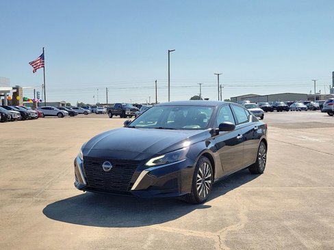 Used 2024 Nissan Altima 2.5 SV image 2