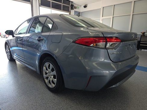 Used 2021 Toyota Corolla LE image 3