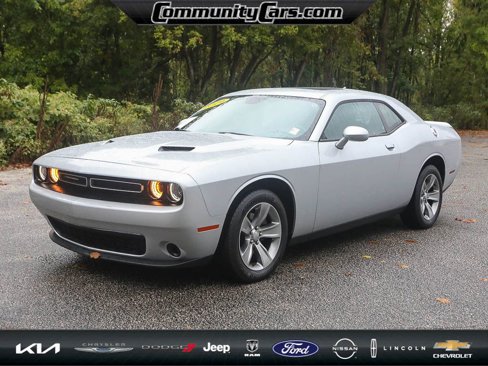 Used 2019 Dodge Challenger SXT image 2