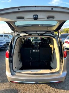 Used 2019 Chrysler Pacifica Touring-L image 27