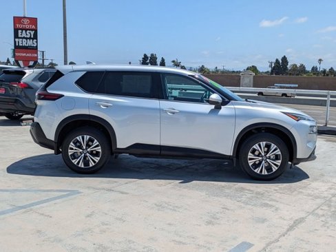 Used 2021 Nissan Rogue SV image 4