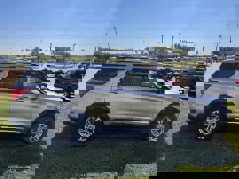 Used 2020 Ford Explorer XLT w/ Equipment Group 202A image 5