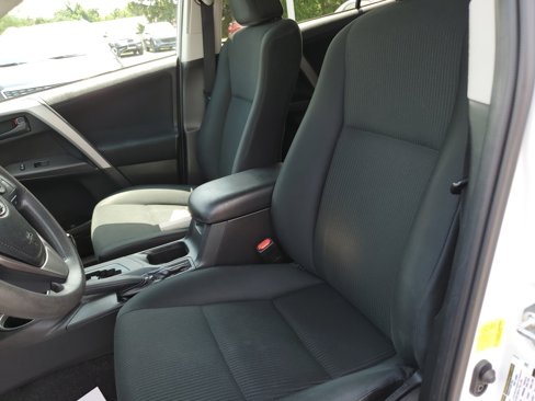 Used 2018 Toyota RAV4 LE image 13