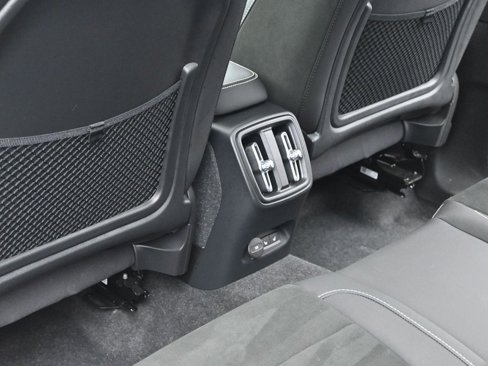 Certified 2023 Volvo XC40 Recharge Ultimate image 31