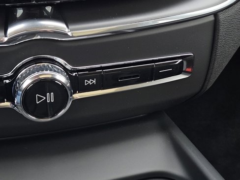 New 2025 Volvo XC60 B5 Core w/ Protection Package Premier image 38