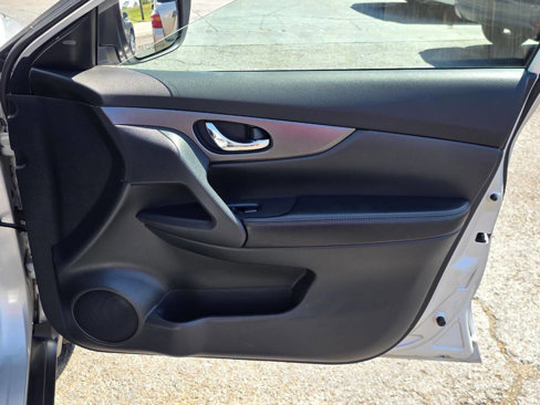 Used 2015 Nissan Rogue SV w/ SV Premium Package image 11