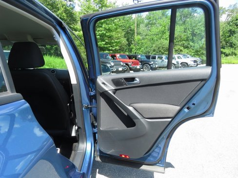 Used 2017 Volkswagen Tiguan Limited w/ Premium Package image 16