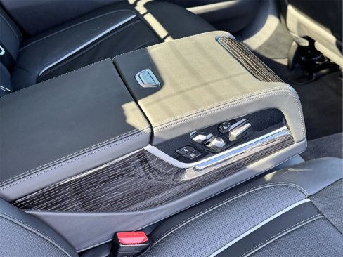 Used 2022 BMW 750i xDrive w/ Executive Package image 21
