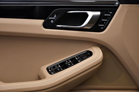 Certified 2023 Porsche Macan image 35
