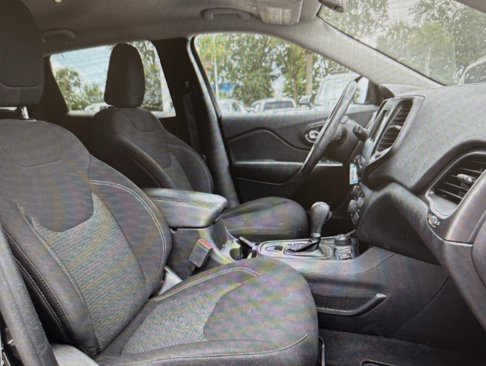 Used 2019 Jeep Cherokee Latitude w/ Cold Weather Group image 32