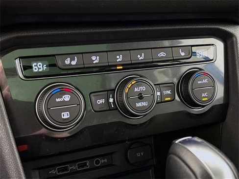 Used 2018 Volkswagen Tiguan SEL Premium image 16