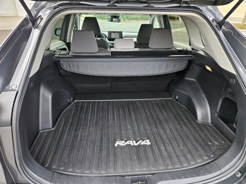 Used 2020 Toyota RAV4 XLE image 21