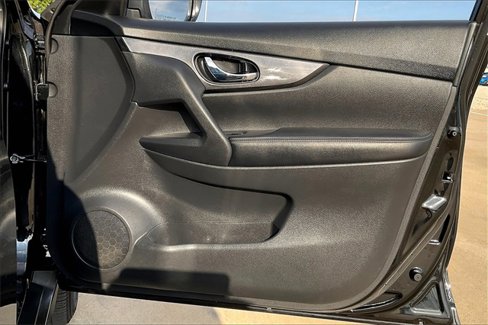 Used 2018 Nissan Rogue S image 24