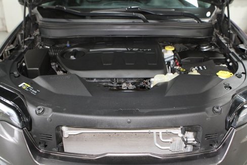 Used 2019 Jeep Cherokee Latitude Plus w/ Cold Weather Group image 2