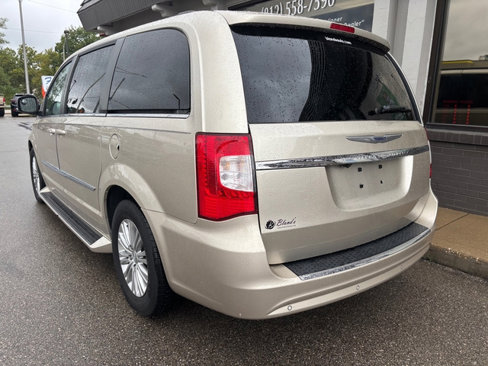 Used 2015 Chrysler Town & Country Touring-L image 2