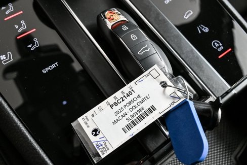 Certified 2025 Porsche Macan image 16