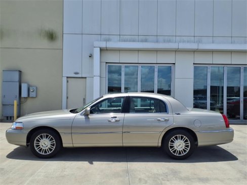 Used 2007 Lincoln Town Car Signature Limited image 24
