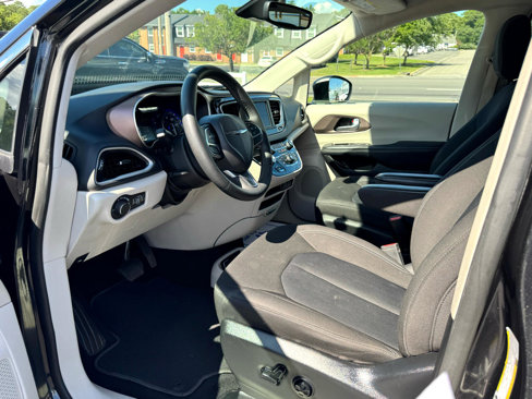 Used 2023 Chrysler Voyager LX image 13