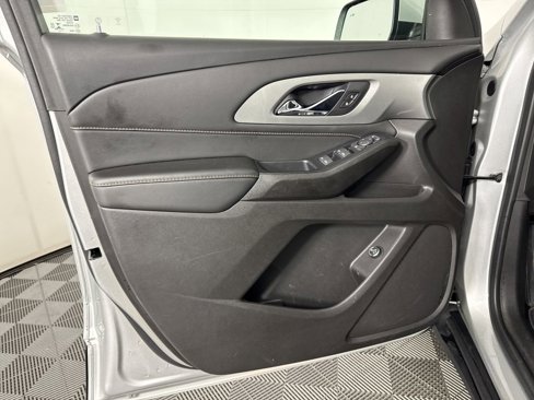 Used 2021 Chevrolet Traverse LT image 8