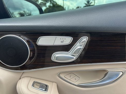Used 2020 Mercedes-Benz GLC 300 image 26