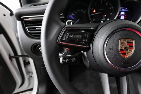 Certified 2025 Porsche Macan image 10