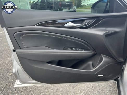 Used 2018 Buick Regal Essence w/ Driver Confidence Package #1 image 9