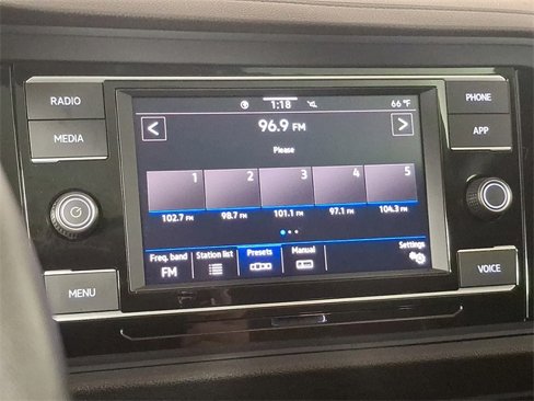 Used 2023 Volkswagen Jetta SE w/ Panoramic Sunroof Package image 3