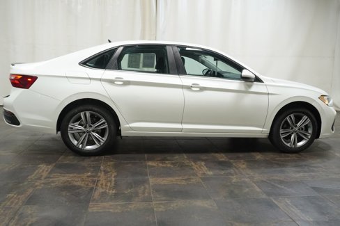 Certified 2023 Volkswagen Jetta SE w/ Panoramic Sunroof Package image 3