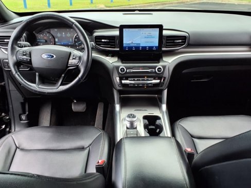 Used 2020 Ford Explorer XLT w/ Equipment Group 202A image 9