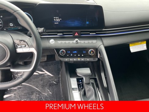 Used 2023 Hyundai Elantra Limited image 16