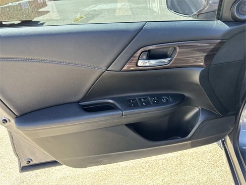 Used 2017 Honda Accord EX image 19