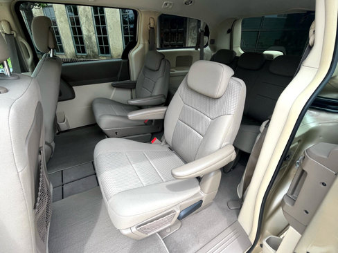 Used 2010 Chrysler Town & Country Touring image 37