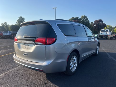 Certified 2017 Chrysler Pacifica Touring-L w/ Tire & Wheel Group image 9
