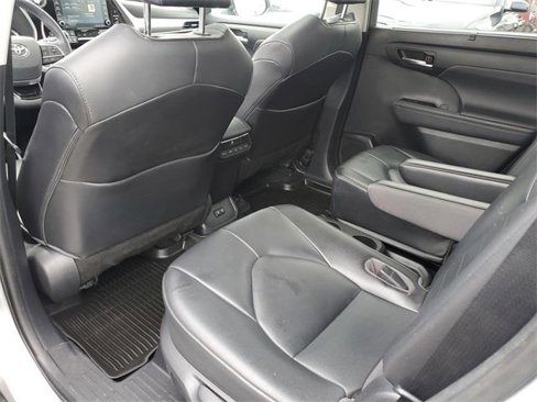 Used 2021 Toyota Highlander XLE image 13
