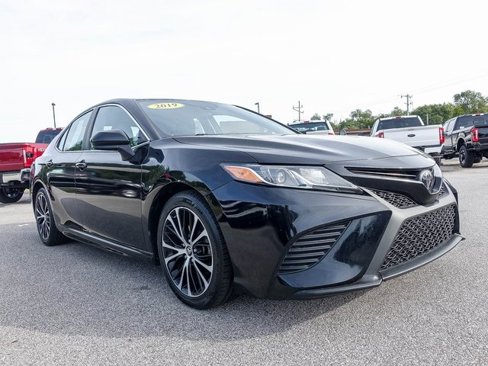 Used 2019 Toyota Camry SE image 23