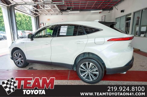 Used 2021 Toyota Venza LE image 2