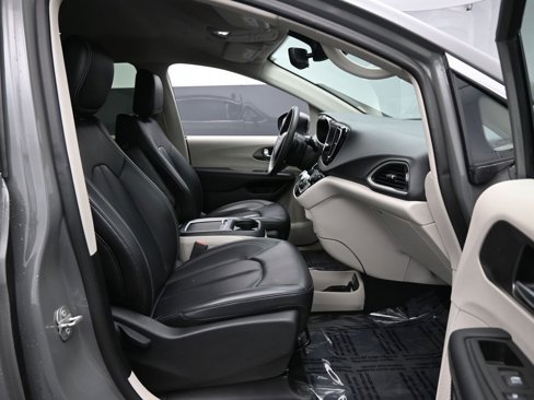 Used 2023 Chrysler Pacifica Touring-L image 32