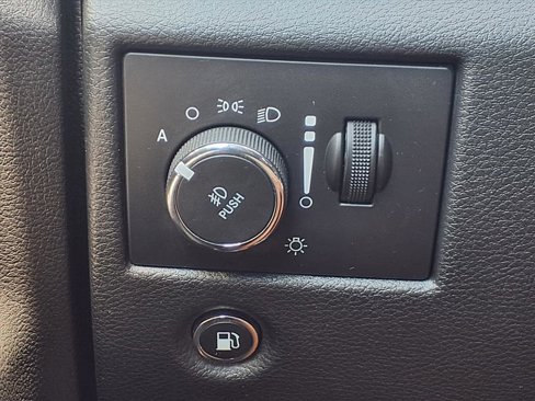 Used 2019 Jeep Grand Cherokee Altitude image 16