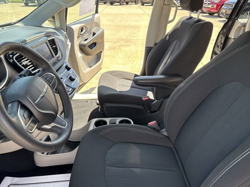Used 2023 Chrysler Voyager LX image 13