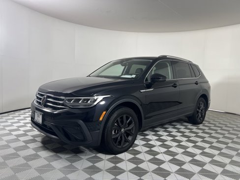 Used 2024 Volkswagen Tiguan SE w/ Panoramic Sunroof Package image 3